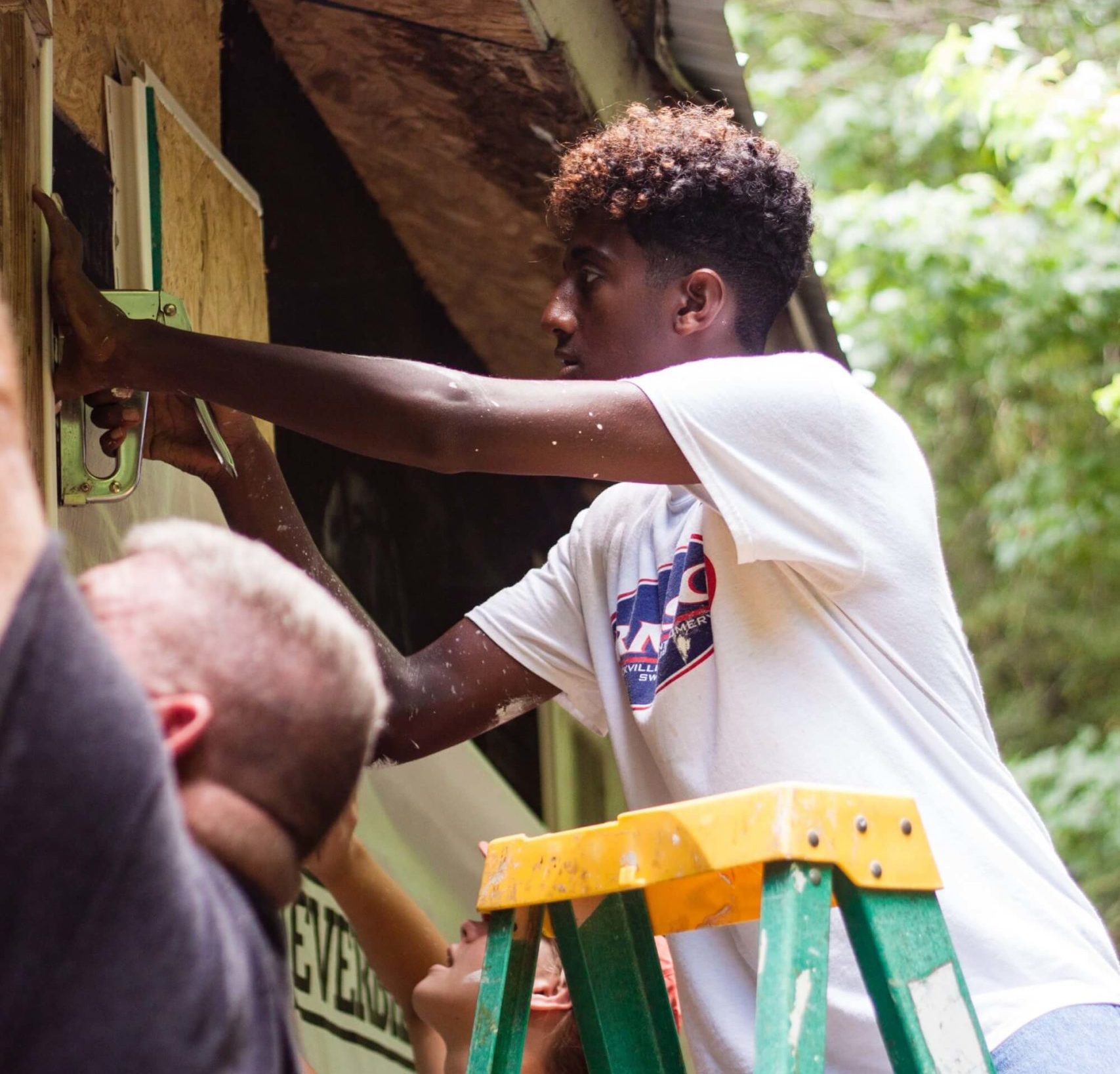 youth-volunteer-installing-sheating-on-wall